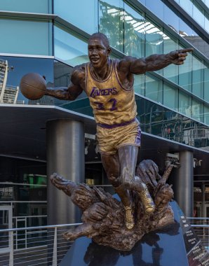 A pictureof the Magic Johnson statue around the Crypto.com Arena.