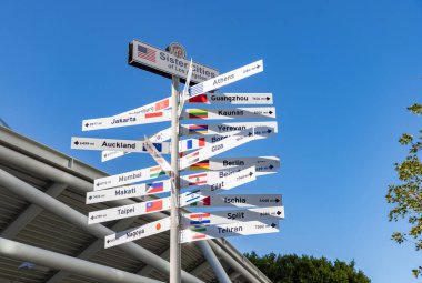 Los Angeles kardeş şehirlerinin yön işaretlerinin bir resmi..