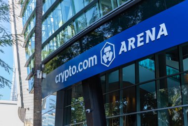 Crypto.com Arena 'nın girişlerinden birinin resmi..