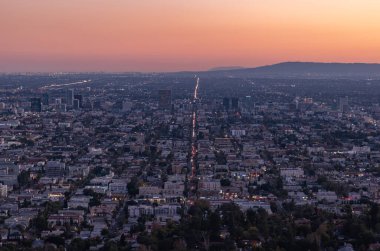 Gün batımında Los Angeles şehir merkezinin genişliğinin bir resmi..