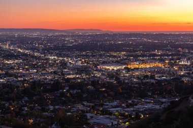 Hollywood Los Angeles 'ın günbatımındaki bir resmi.