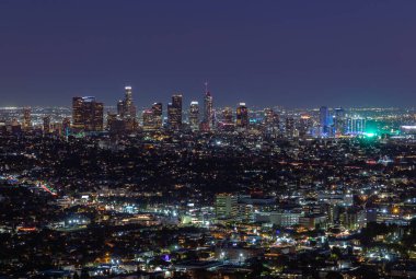 Los Angeles şehir merkezinin gece çekilmiş bir resmi..