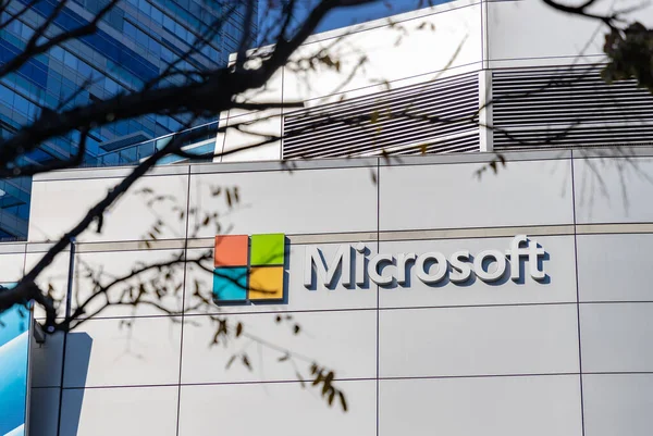 Microsoft Tiyatrosu 'nun ön cephesinde Microsoft tabelasının resmi..