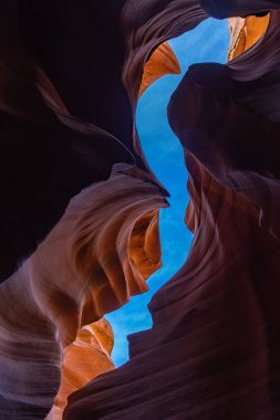 Aşağı Antilop Kanyonu 'nun kaya oluşumlarının bir resmi..