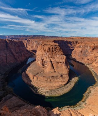 Colorado Nehri 'nin ve Horseshoe Bend' in üzerindeki Büyük Kanyon manzarasının bir resmi..