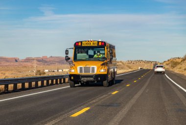 Arizona 'da sarı bir okul otobüsünün resmi..