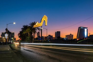 Las Vegas Neon Müzesi 'nin bir parçası. Gün batımında, Las Vegas Bulvarı' nın ortasında..