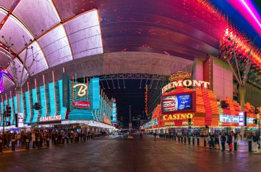 Binion 'un Kumarhanesi' ndeki neon tabelaların Fremont Otel ve Kumarhanesi 'ndeki Fremont Street Experience' ın ortasındaki tabelaların resmi..