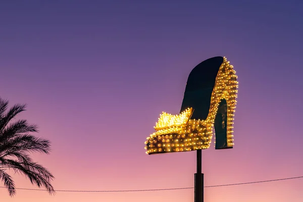 Une Image Une Grande Chaussure Néon Qui Fait Partie Neon — Photo