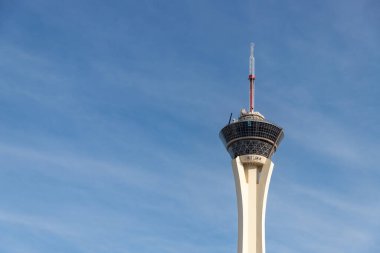 Mavi gökyüzüne karşı STRAT SkyPod 'un bir resmi.