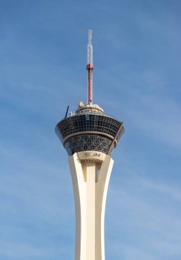 Mavi gökyüzüne karşı STRAT SkyPod 'un bir resmi.