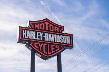 Mavi gökyüzüne karşı Harley Davidson logosu..
