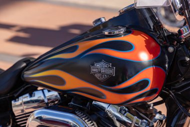 Yakıt deposunda alevler olan bir Harley Davidson motosikleti resmi..