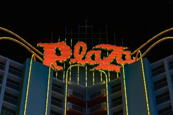 Una Foto Del Cartello Neon Cima Plaza Hotel Casino — Foto Stock