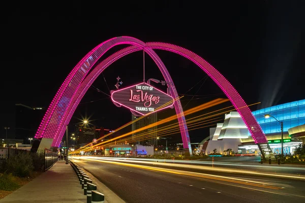 Uma Foto Las Vegas Boulevard Gateway Arches Noite Com Algumas — Fotografia de Stock