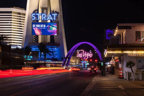 夜のストラットホテル カジノ スカイポッド ラスベガス ブールバード ゲートウェイ アーチの写真 — ストック写真
