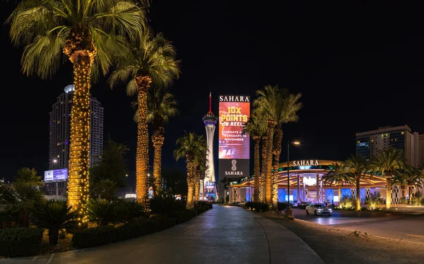 一张Sahara Las Vegas和Strat Skypod的夜景照片 — 图库照片