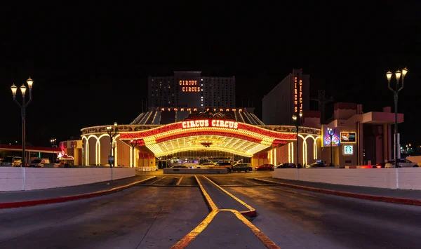 夜のサーカスホテルとカジノの写真 — ストック写真