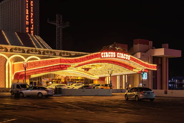 马戏团 马戏团 赌场入口的夜景照片 — 图库照片