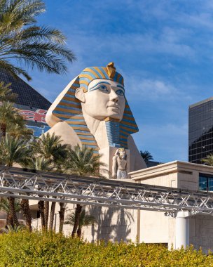 Luxor Otel ve Kumarhanesi 'nin önündeki sfenksin resmi..