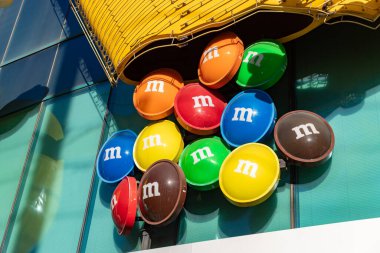 Bir mağazanın önündeki dev ve renkli M & M 'lerin resmi.