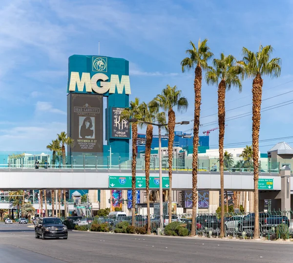 Picture Mgm Grand Billboard Nearby Palm Trees — Stock Photo, Image