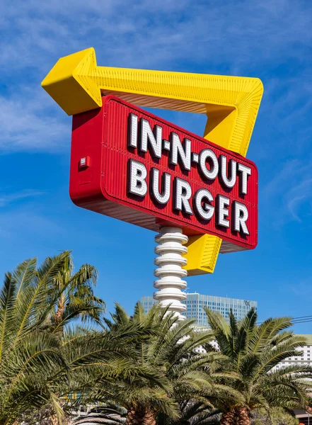 In-N-Out Burger tabelasının resmi..