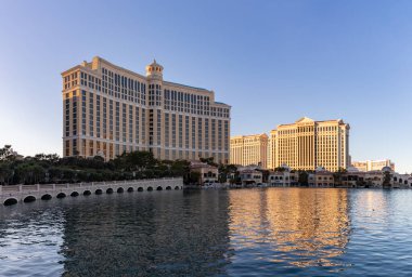 Bellagio Oteli 'nin, Casino' nun ve Caesars Sarayı 'nın Bellagio Çeşmesi' ne yansıyan bir fotoğrafı..