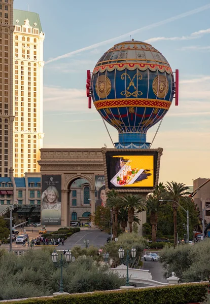 ラスベガスの凱旋門と気球標識の写真 — ストック写真