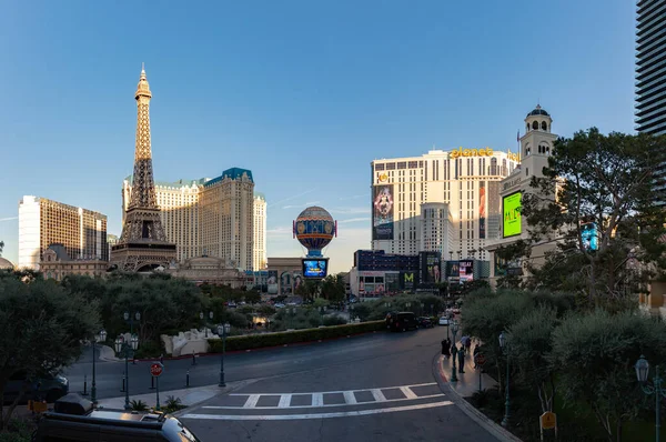 一张巴黎拉斯维加斯和好莱坞拉斯维加斯度假村和赌场的照片 左边是埃菲尔铁塔和气球标志 — 图库照片