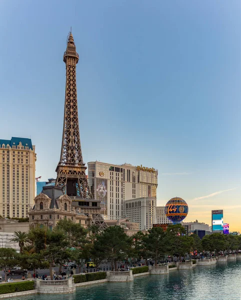 Paris Las Vegas 'ın, Hollywood Gezegeni' nin, Las Vegas Resort ve Kumarhanesinin, Eyfel Kulesi 'nin ve sağında ilkinin balon işareti olan bir resmi..