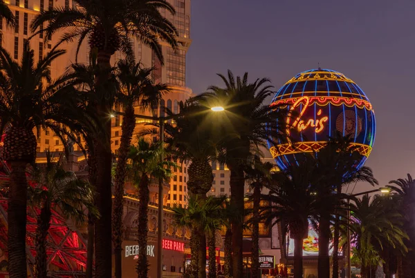Sebuah Gambar Balon Paris Las Vegas Dan Pohon Palem Dekatnya — Stok Foto