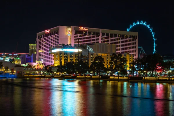 Μια Εικόνα Του Flamingo Las Vegas Hotel Casino Νύχτα Αντανακλάται — Φωτογραφία Αρχείου
