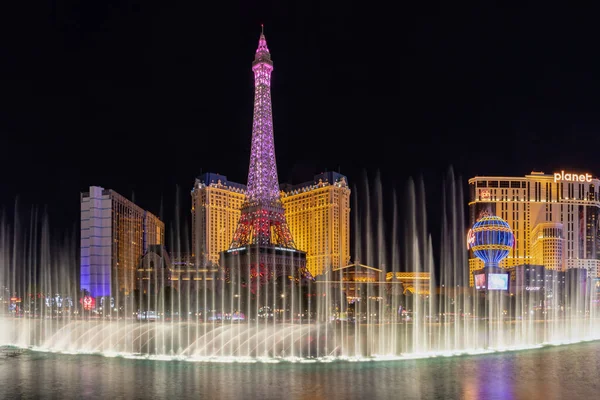 Een Foto Van Bellagio Fontein Water Show Nachts Met Eiffeltoren — Stockfoto