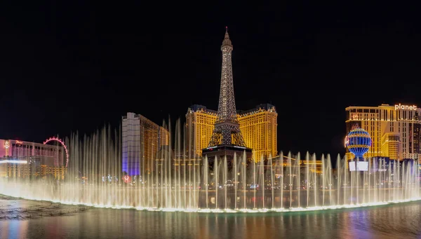 Uma Foto Bellagio Fountain Water Show Noite Com Torre Eiffel — Fotografia de Stock