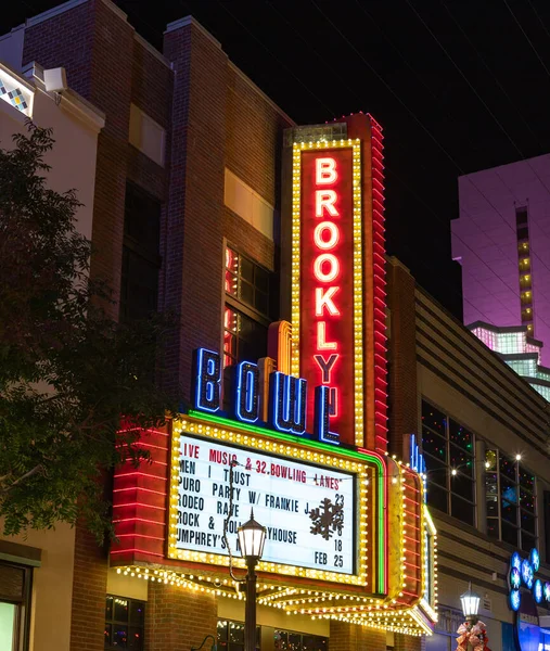 Geceleyin Brooklyn Bowl 'un bir resmi..
