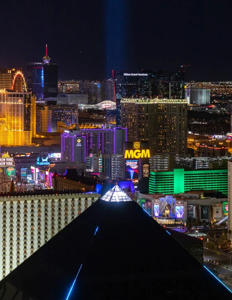 ภาพของ Las Vegas Strip ในเวลากลางค านบนของพ ระม ดของโรงแรม Luxor และคาส — ภาพถ่ายสต็อก