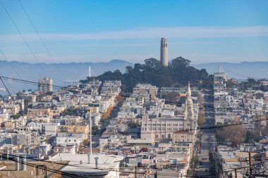 Telegraph Hill ve San Francisco 'nun kuzey sahillerindeki Coit Kulesi' nin bir resmi. Aziz Peter ve Paul Kilisesi de sağ altta yer alır..