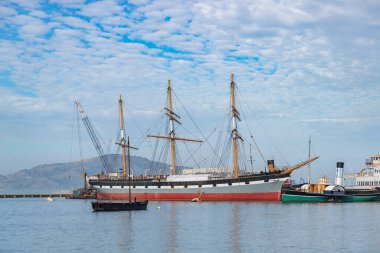 1886 Square-Rigger Balclutha 'nın bir resmi San Francisco Denizcilik Ulusal Tarihi Parkına kenetlendi..