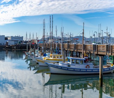 San Francisco Balıkçı Rıhtımı 'ndaki renkli teknelerin resmi..