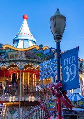 39. rıhtımın simgesel renkli atlıkarıncalarının yanında bir resim..