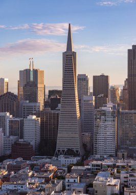 Transamerica Piramidinin ve San Francisco şehir merkezinin bir resmi..