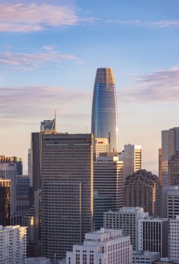 Satış Kulesi 'nin ve San Francisco' nun çevresinin fotoğrafı..