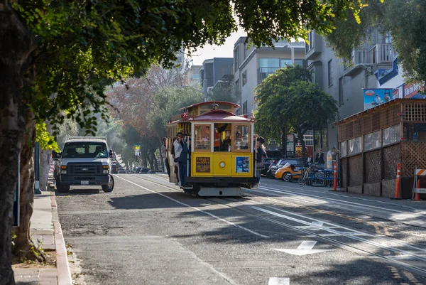 San Francisco Powell ve Hyde teleferiğinin ikonik bir resmi..