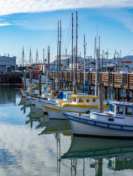 San Francisco Balıkçı Rıhtımı Ndaki Renkli Teknelerin Resmi — Stok fotoğraf