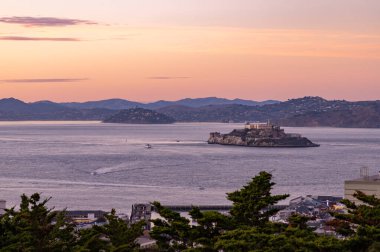 Gün batımında Alcatraz Adası ve San Francisco Körfezi 'nin bir resmi..