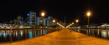 Pier 7 ve Downtown San Francisco 'nun gece çekilmiş bir resmi..