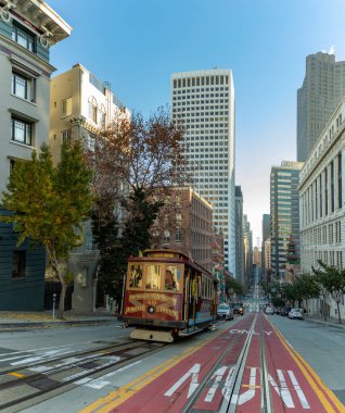 San Francisco 'da, şehir merkezinin yakınındaki California Caddesi tramvayının resmi..