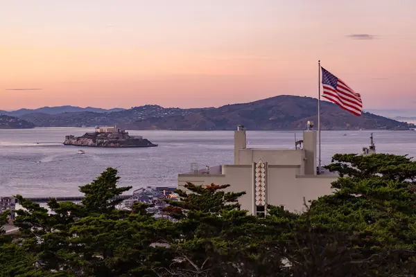 Una Foto Della Bandiera Americana Dell Isola Alcatraz Tramonto — Foto Stock