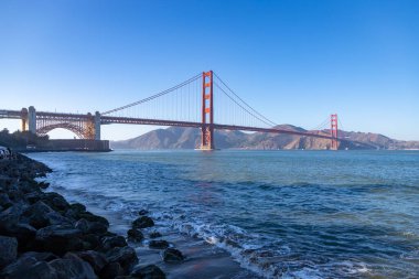 Torpido Rıhtımı 'ndan Golden Gate Köprüsü' nün bir resmi..